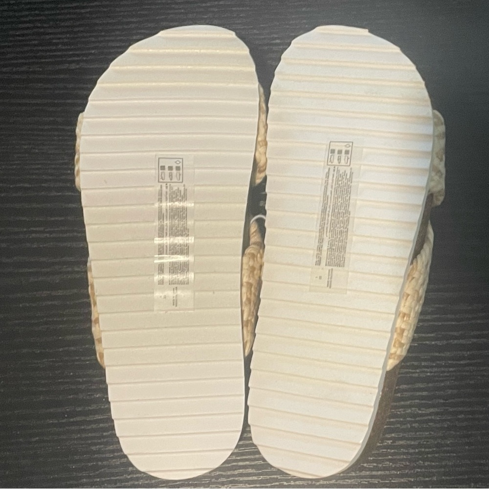 🆕 RESERVED FB Old Navy Girls Woven-Textured Criss-Cross Slide Sandals 1Y - Picture 10 of 12